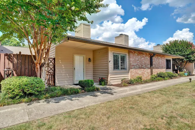 411 Windward DR SW