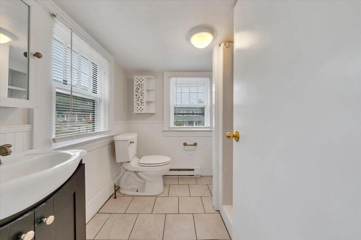 1364 Rose AVE SE - Photo 22
