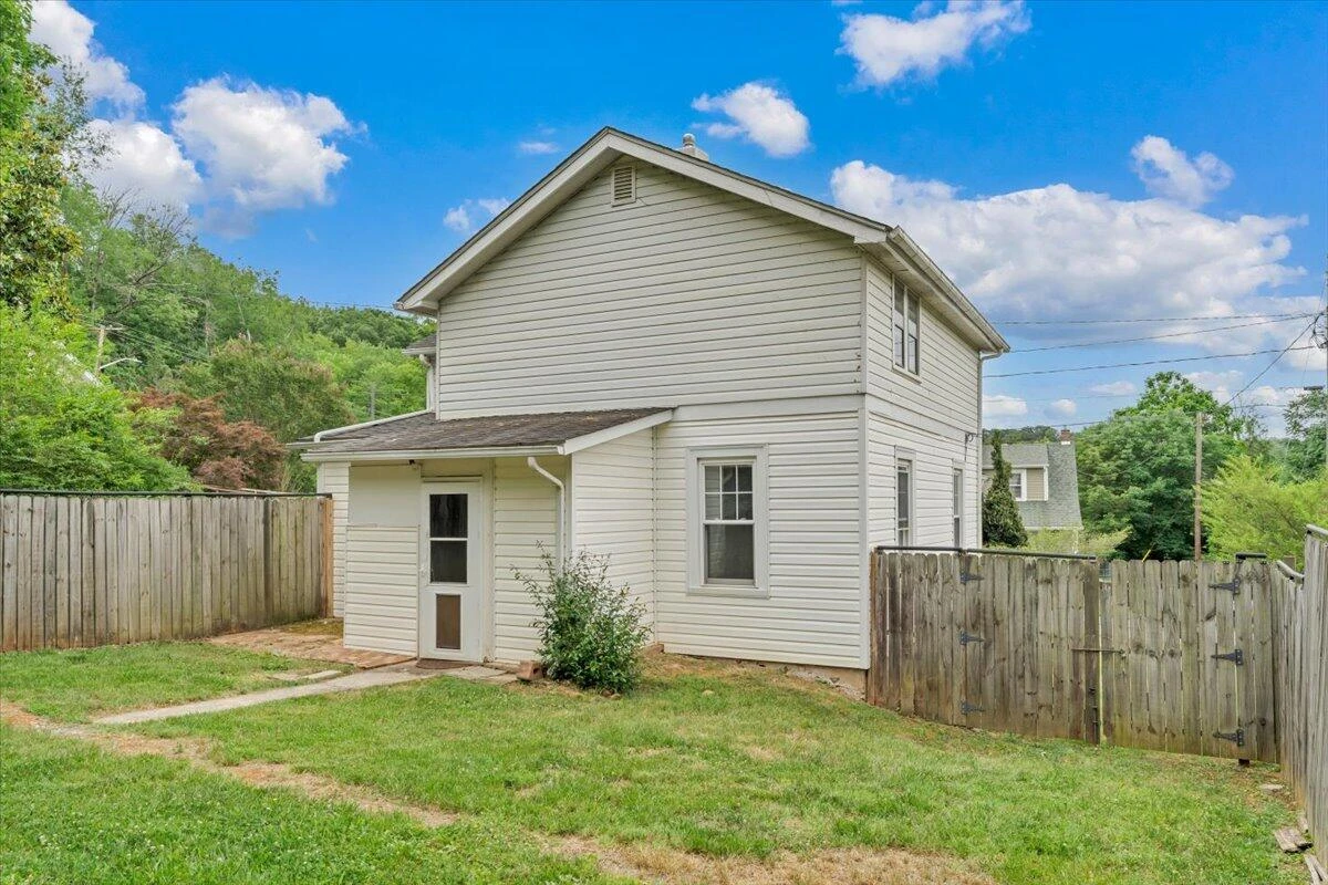 1364 Rose AVE SE - Photo 32