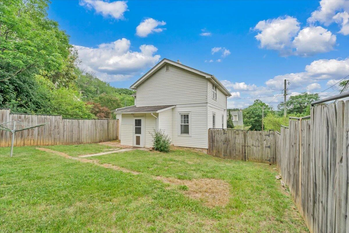 1364 Rose AVE SE - Photo 33