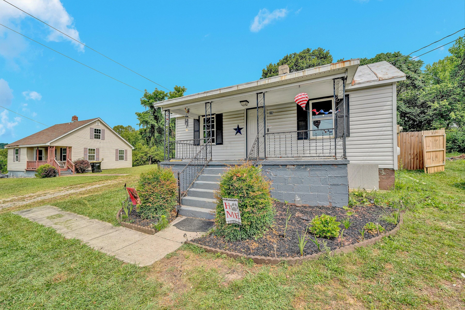 215 CIRCLE DR - Photo 2