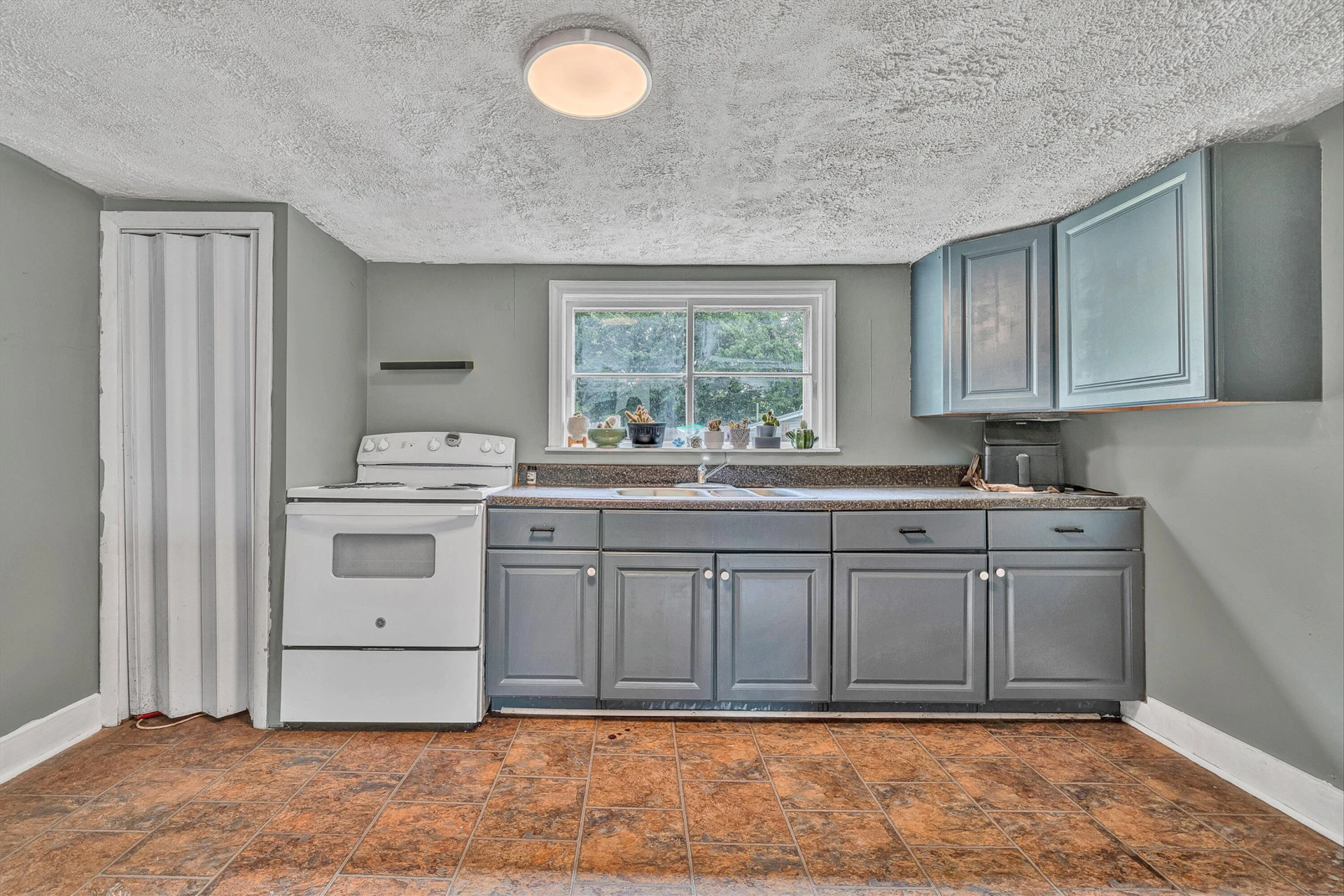 215 CIRCLE DR - Photo 6