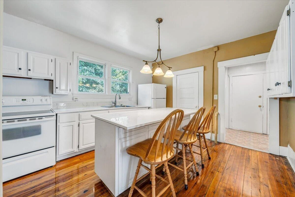 916 Madison AVE NW - Photo 16