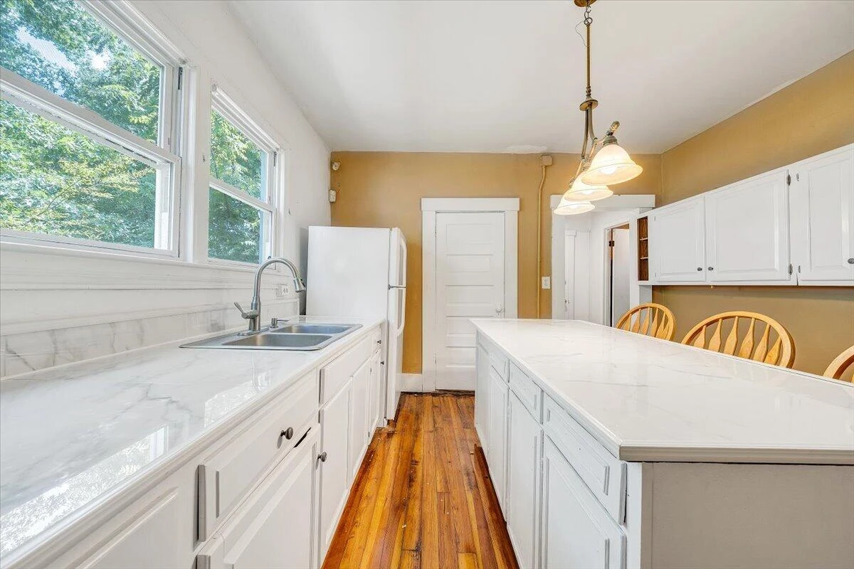 916 Madison AVE NW - Photo 18