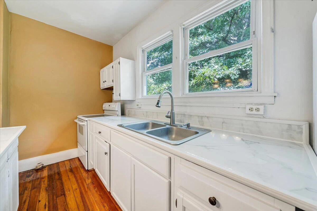 916 Madison AVE NW - Photo 21