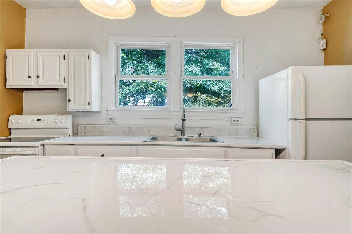 916 Madison AVE NW - Photo 23