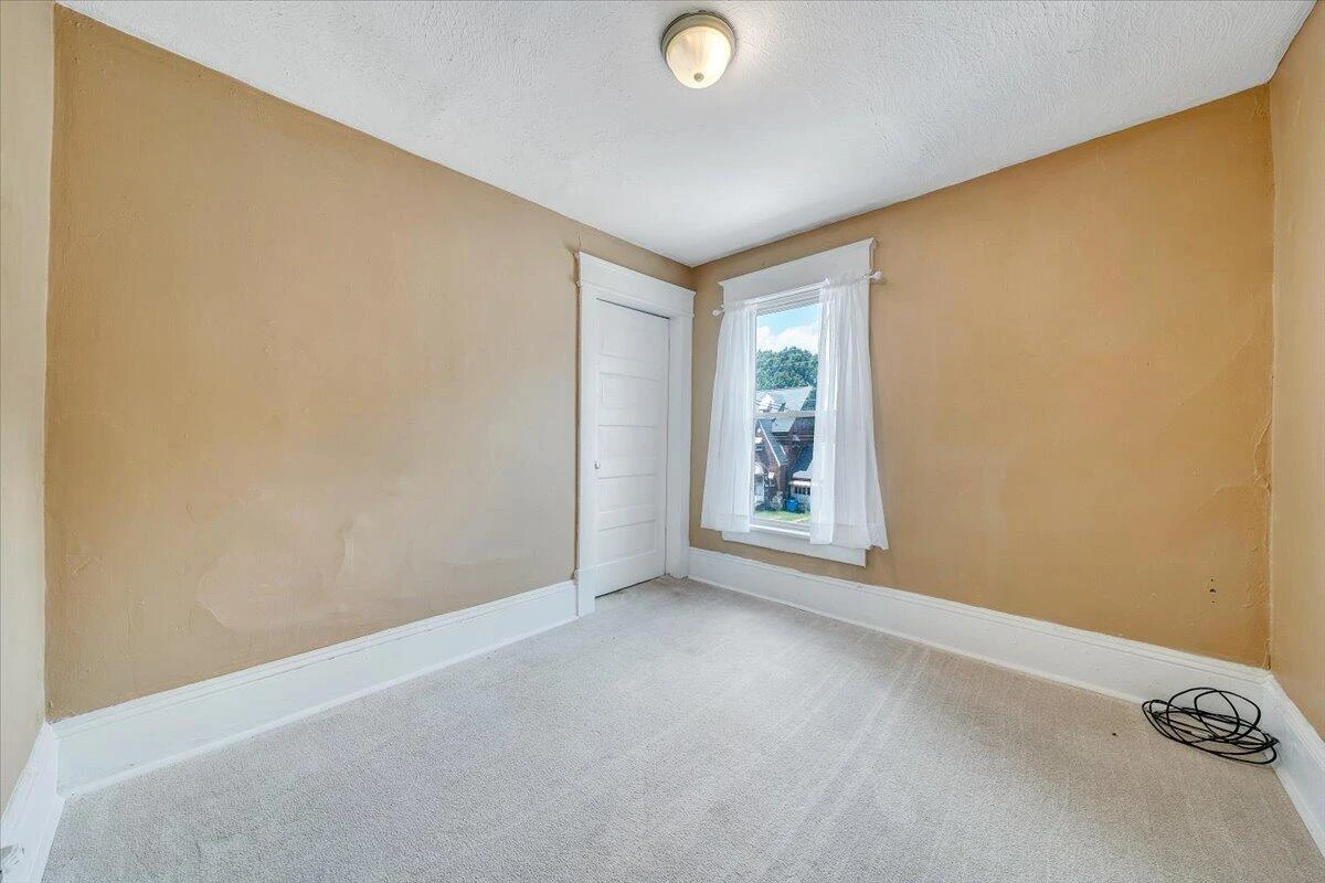 916 Madison AVE NW - Photo 32