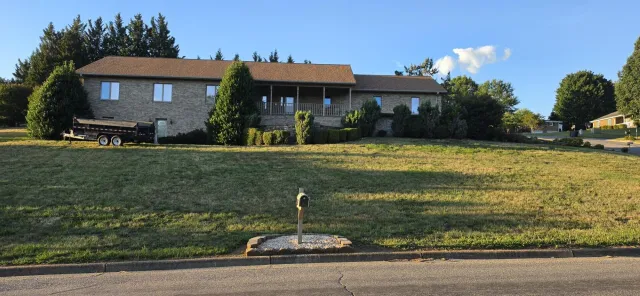 453 Highland DR