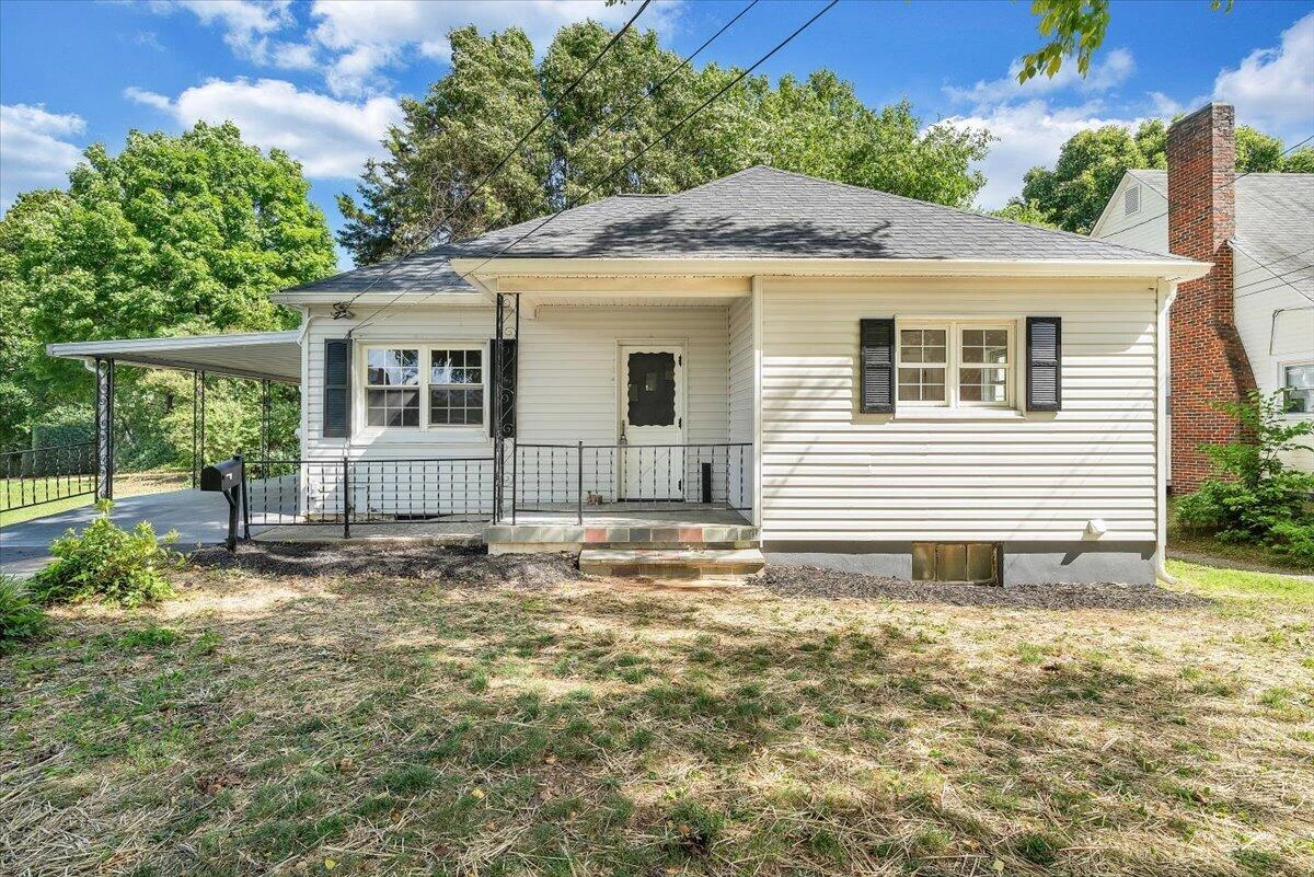 323 Whittaker AVE NE - Photo 4