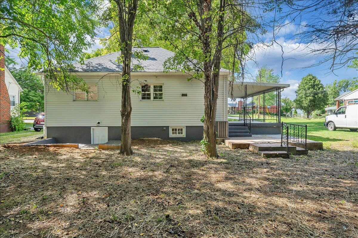 323 Whittaker AVE NE - Photo 5