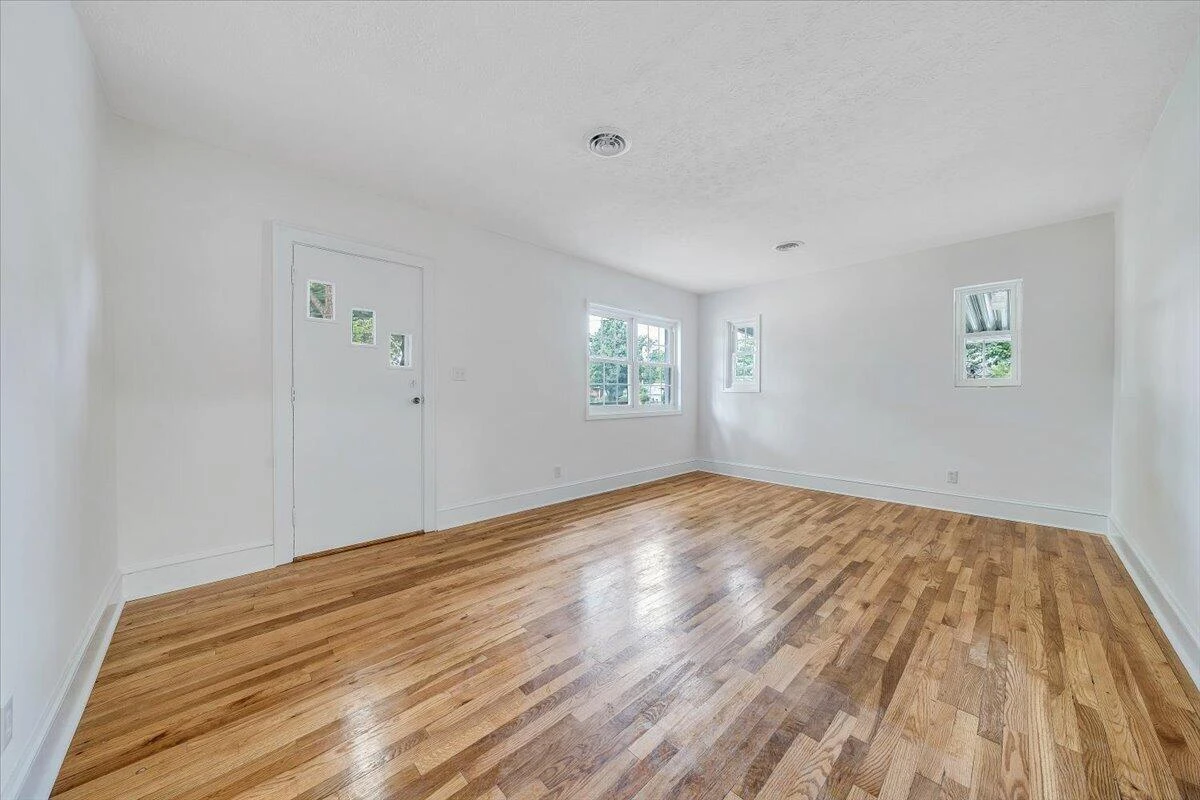 323 Whittaker AVE NE - Photo 9