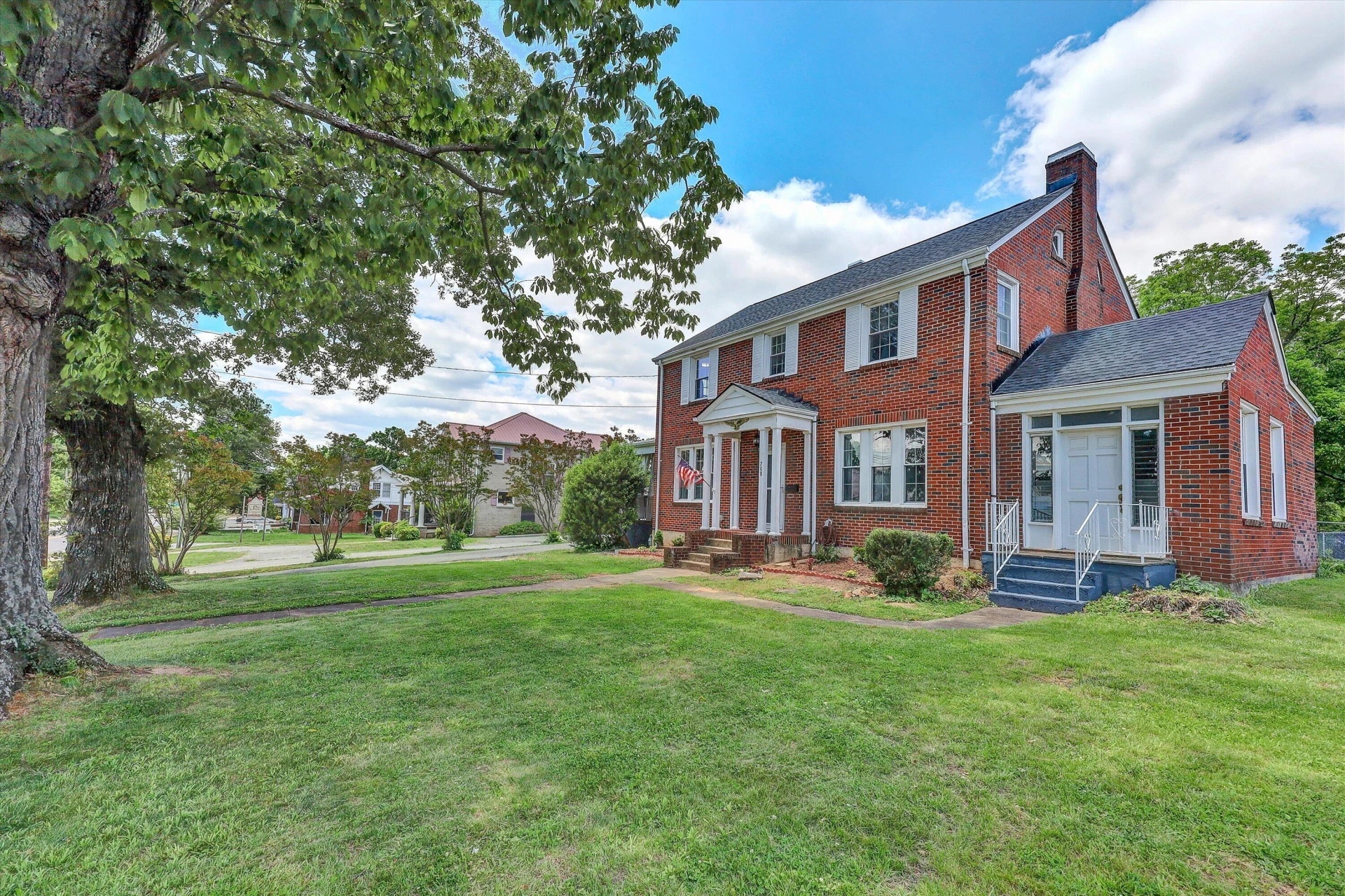 708 Starling AVE - Photo 2