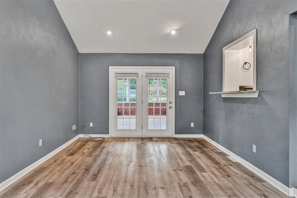 920 Tremont RD - Photo 3
