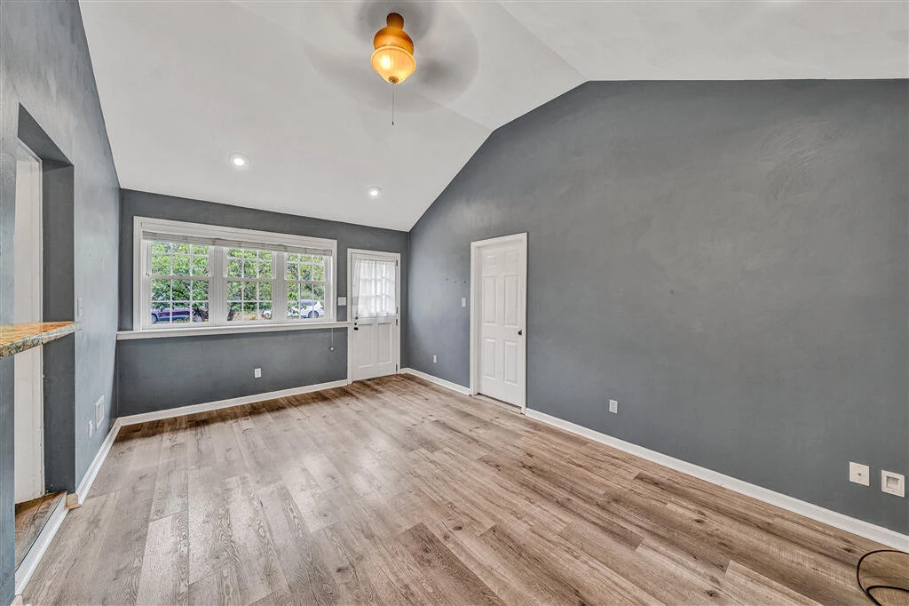920 Tremont RD - Photo 4