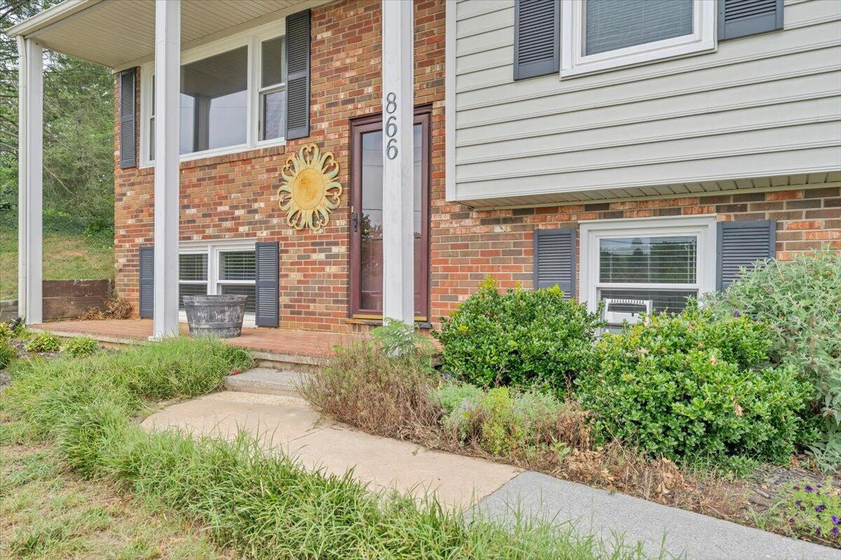 866 Peyton ST - Photo 2