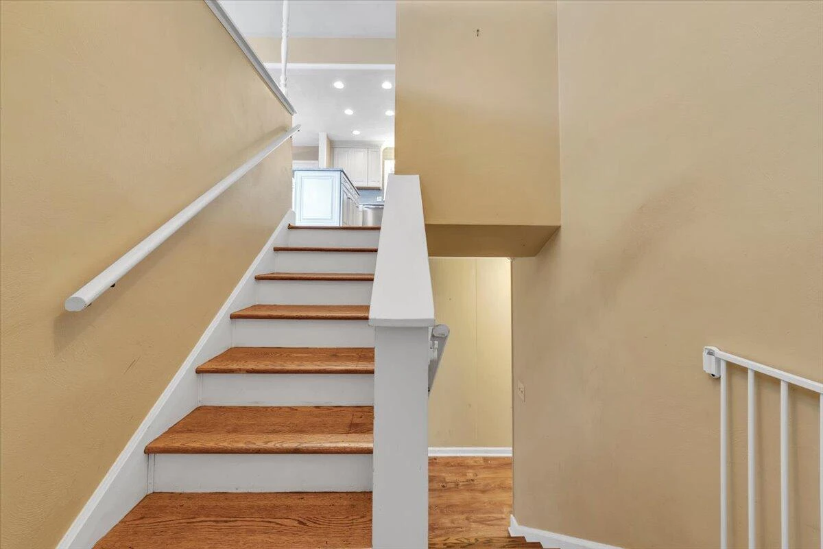 866 Peyton ST - Photo 4