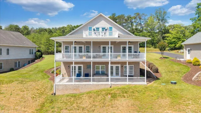 25 Lands End CIR, Union Hall, VA, 24176