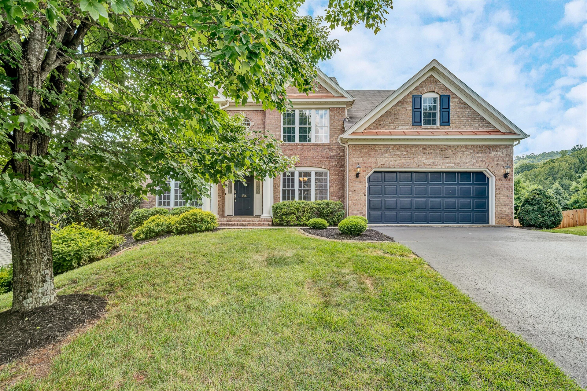 6316 Sandhurst DR