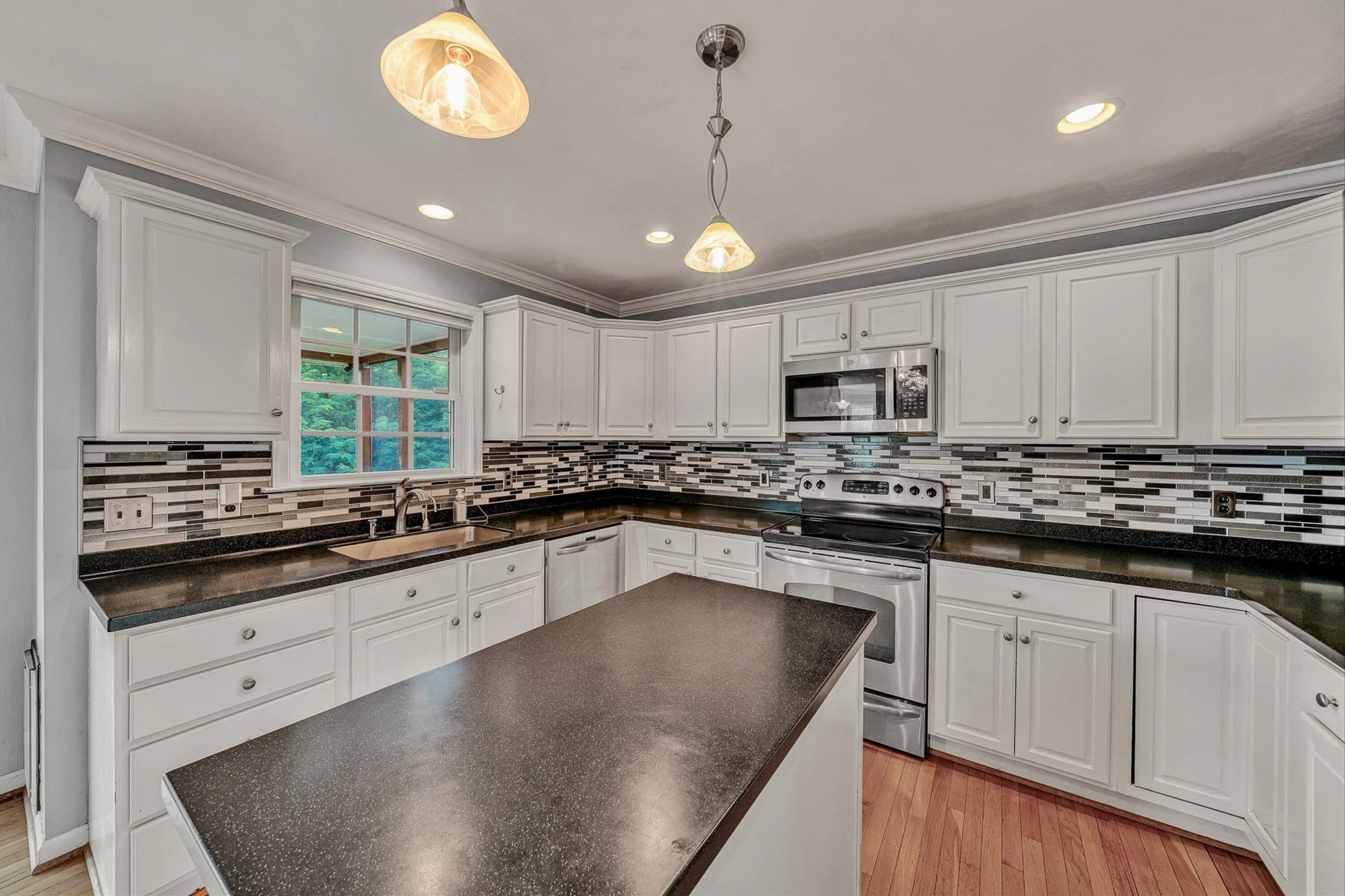 6316 Sandhurst DR - Photo 20