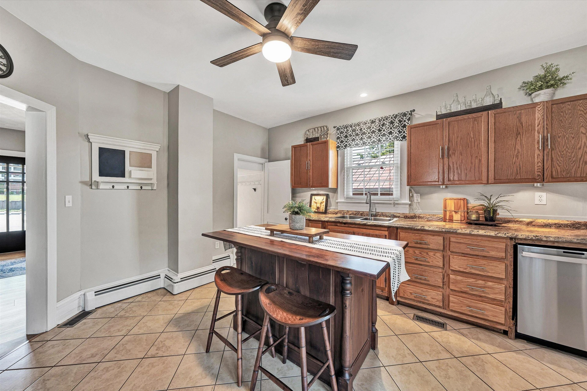 880 E Washington AVE - Photo 17