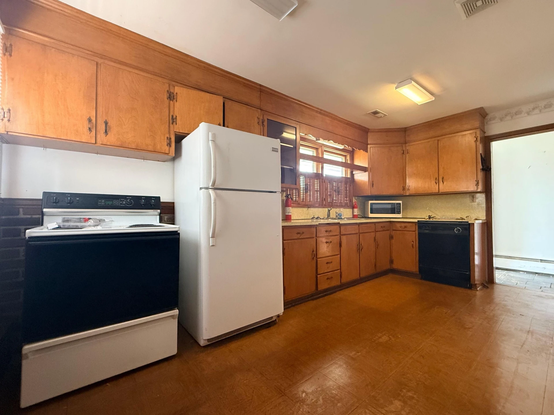 929 Logan ST - Photo 3