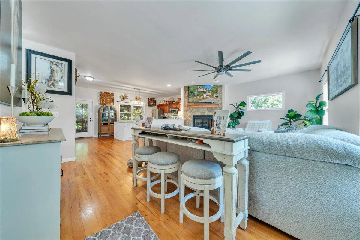 1054 Allendale DR - Photo 11