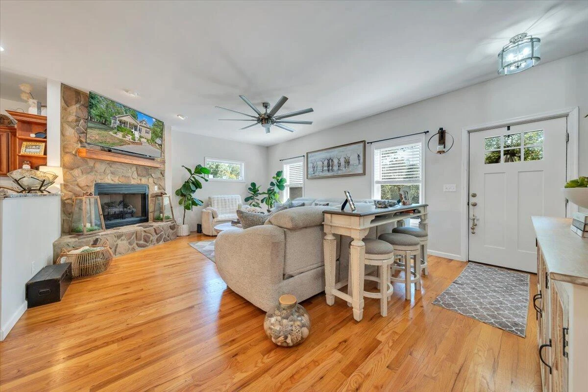 1054 Allendale DR - Photo 12
