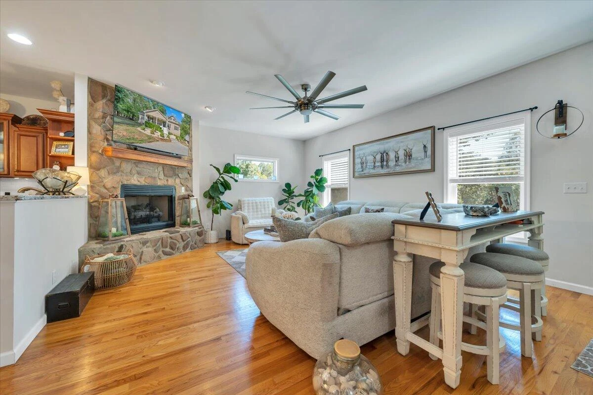 1054 Allendale DR - Photo 13