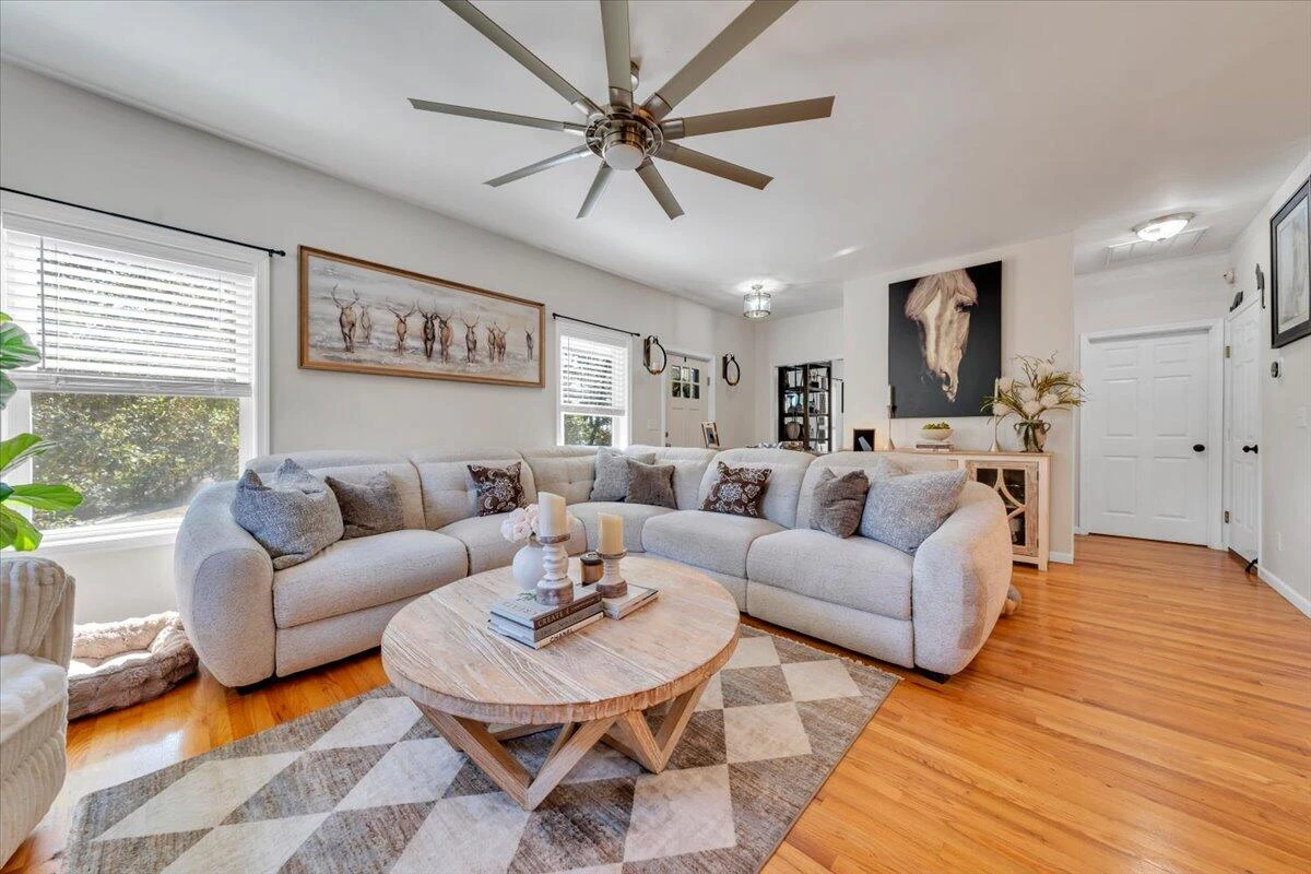1054 Allendale DR - Photo 15
