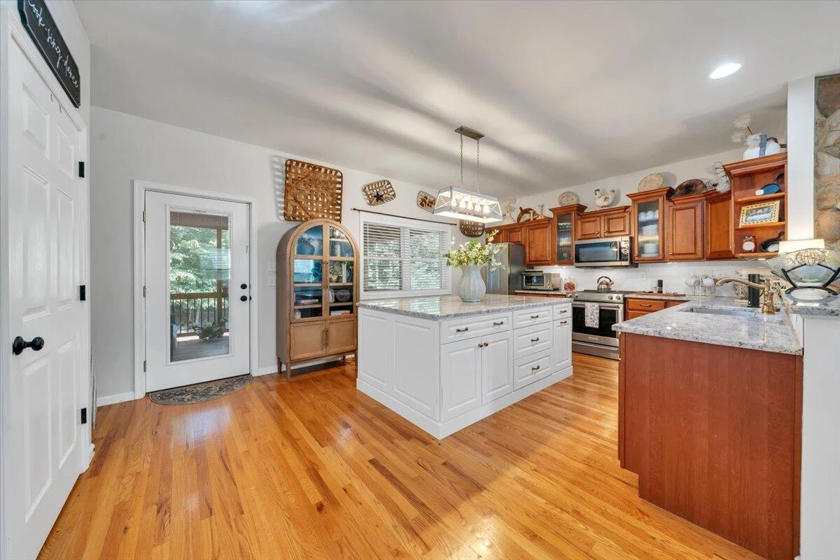 1054 Allendale DR - Photo 16