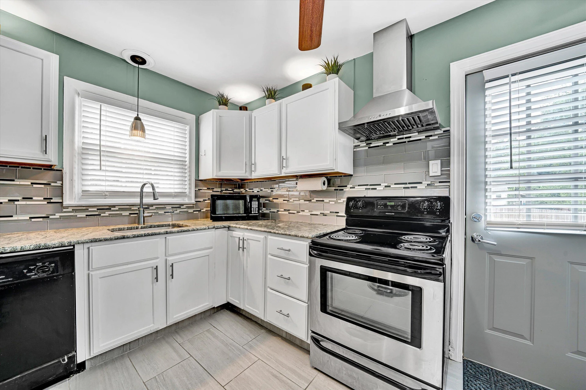 2604 Vancouver DR NW - Photo 9