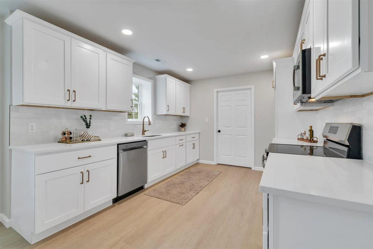 824 Commander DR - Photo 14