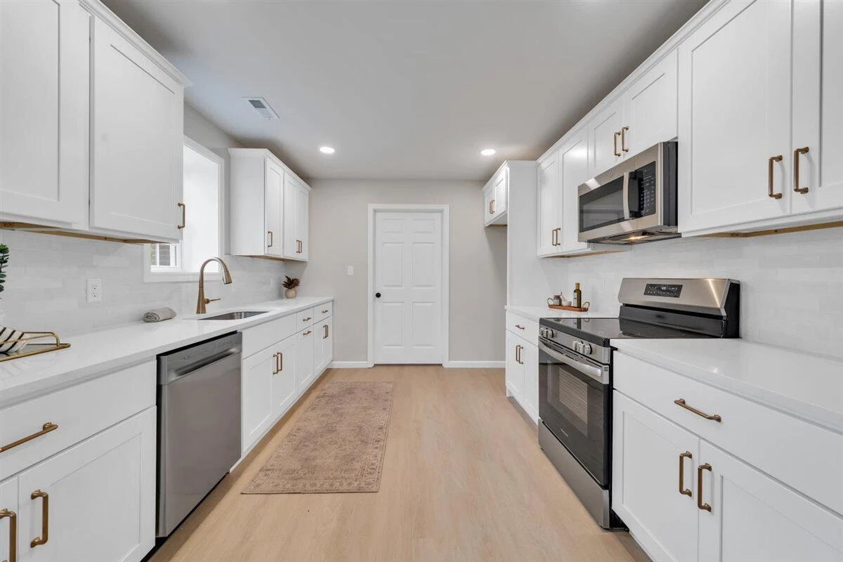824 Commander DR - Photo 15