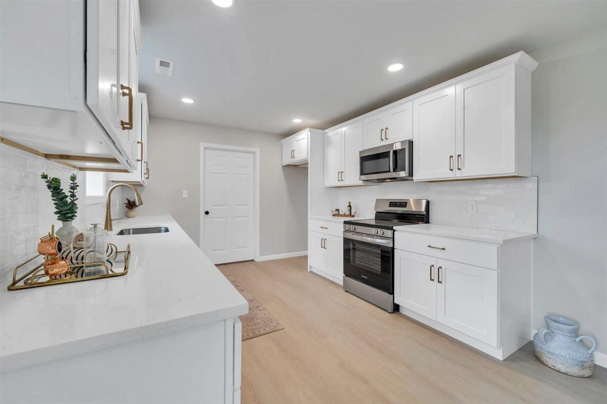 824 Commander DR - Photo 16