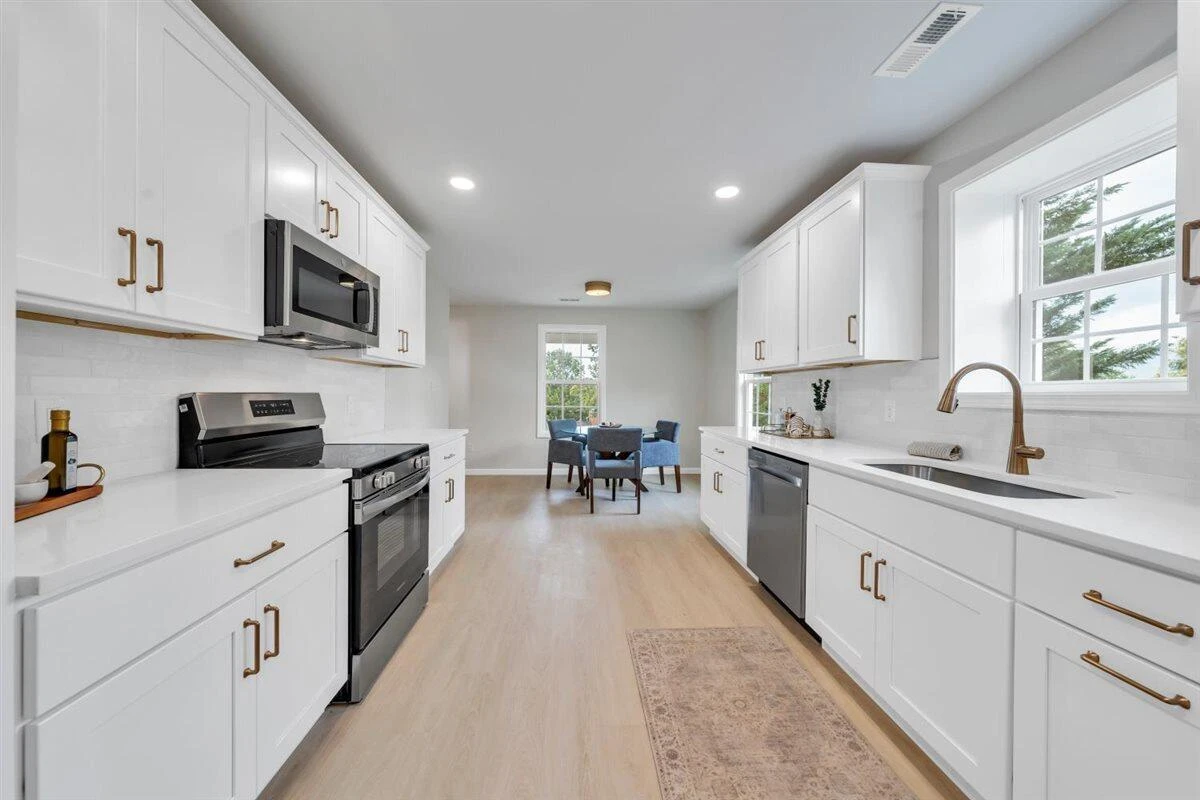 824 Commander DR - Photo 17