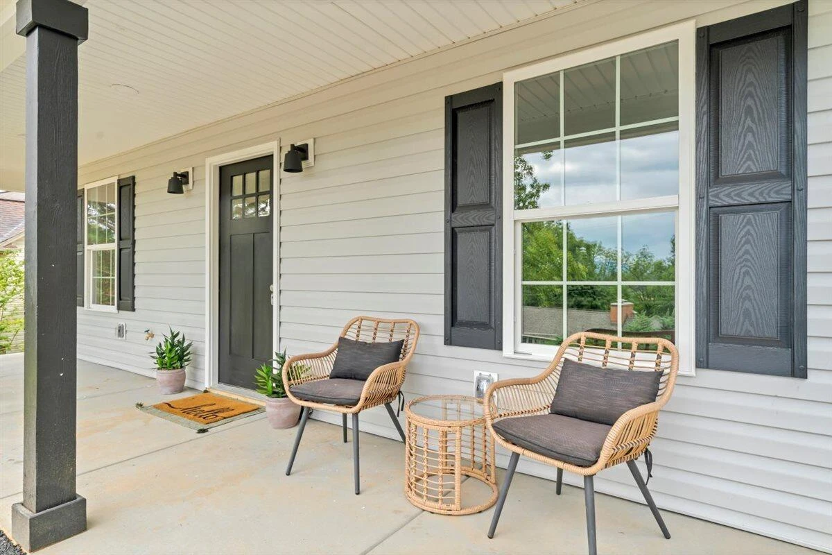 824 Commander DR - Photo 2