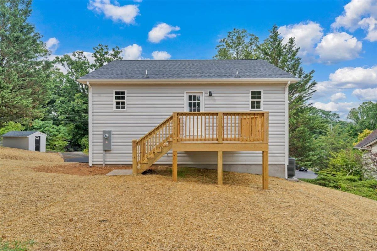 824 Commander DR - Photo 32