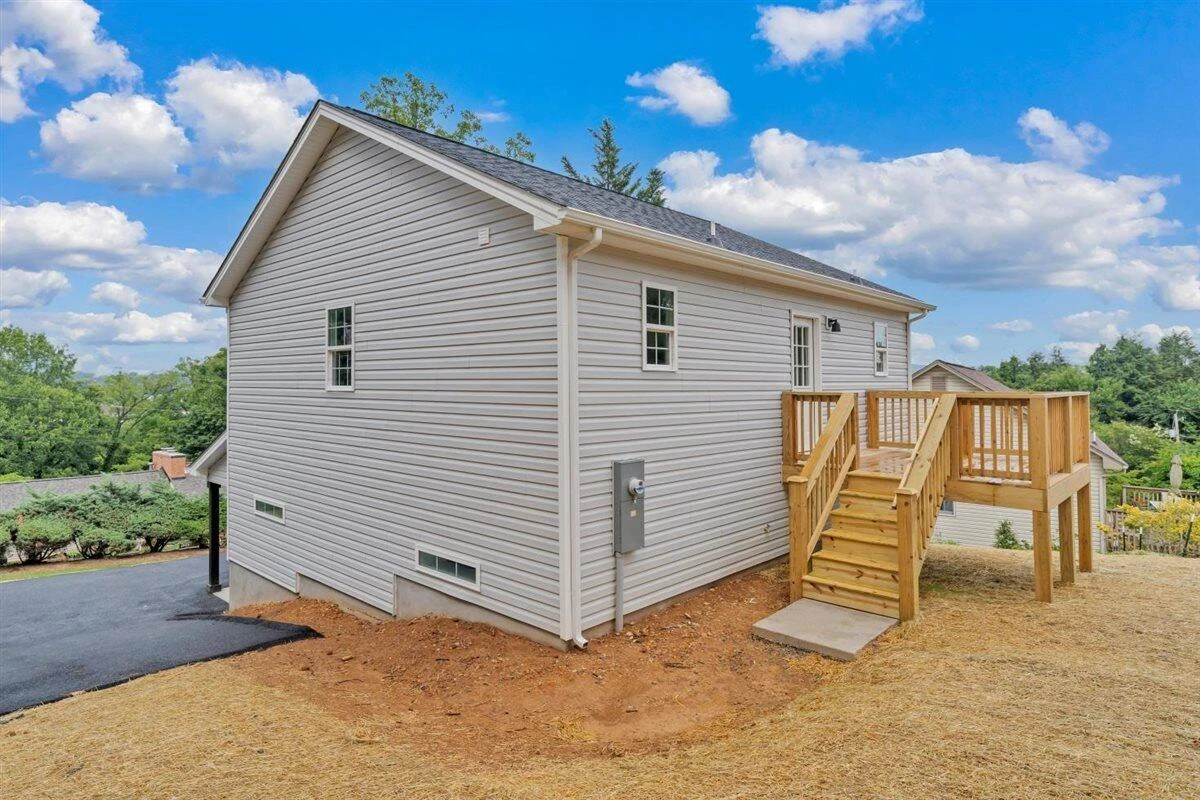 824 Commander DR - Photo 36