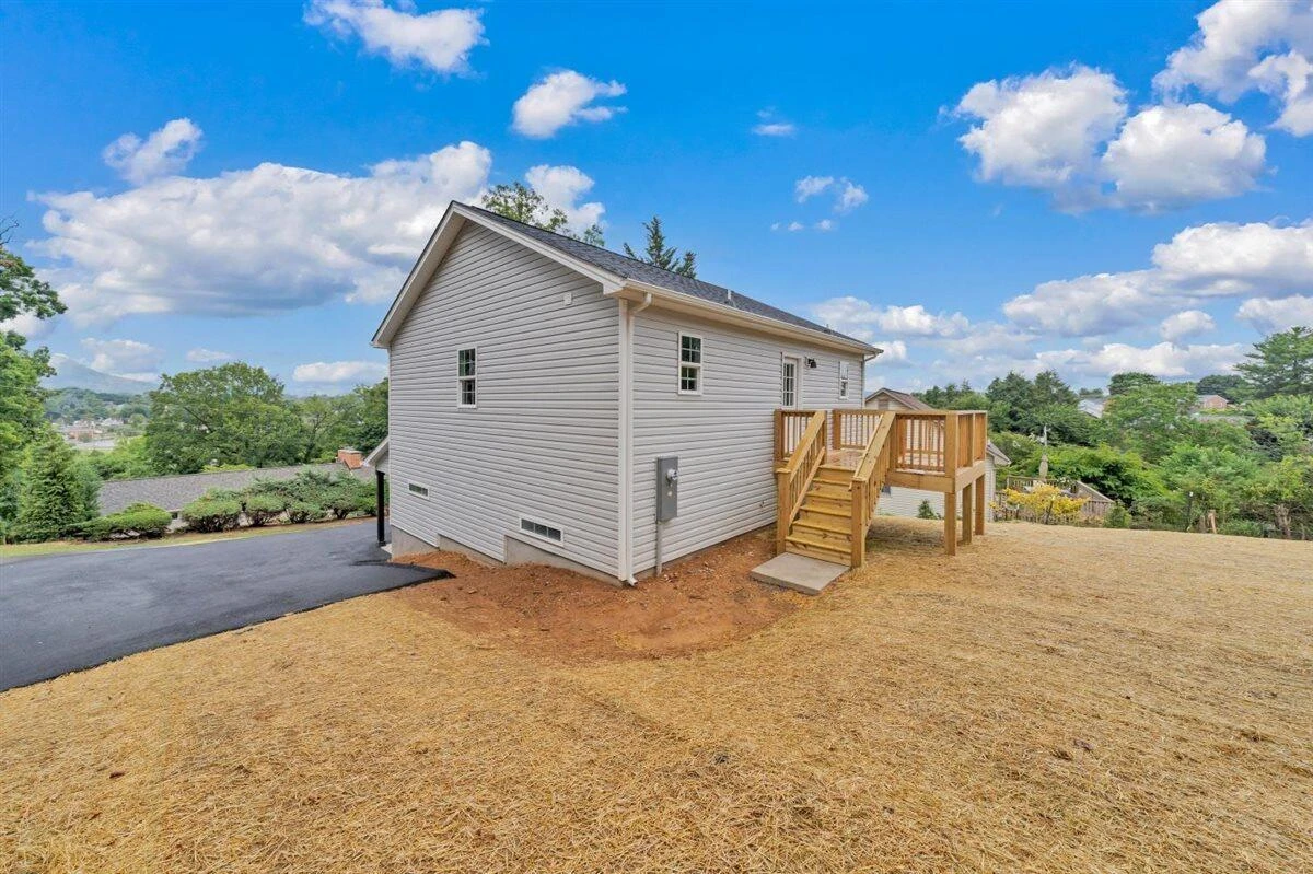 824 Commander DR - Photo 37