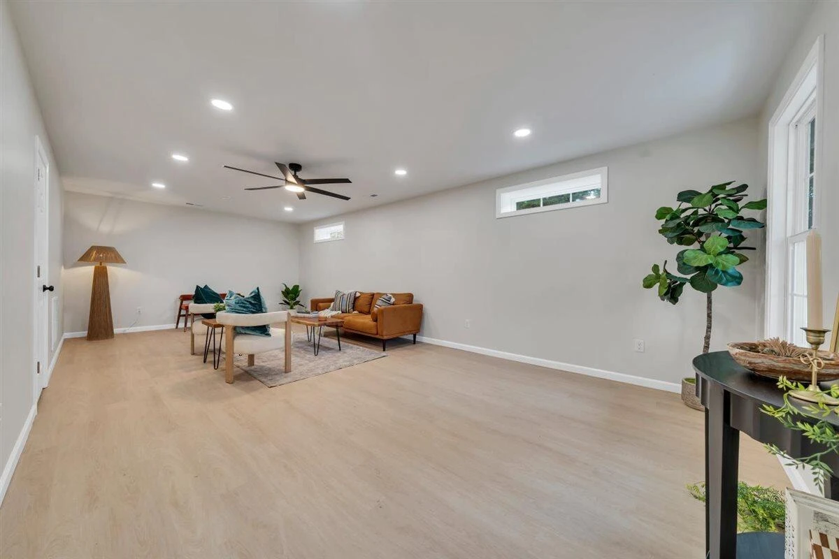 824 Commander DR - Photo 5