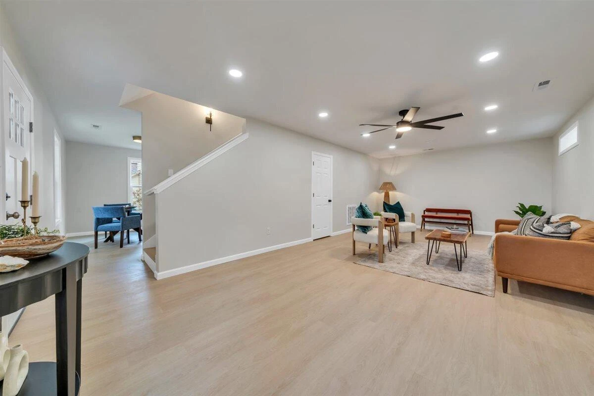 824 Commander DR - Photo 6