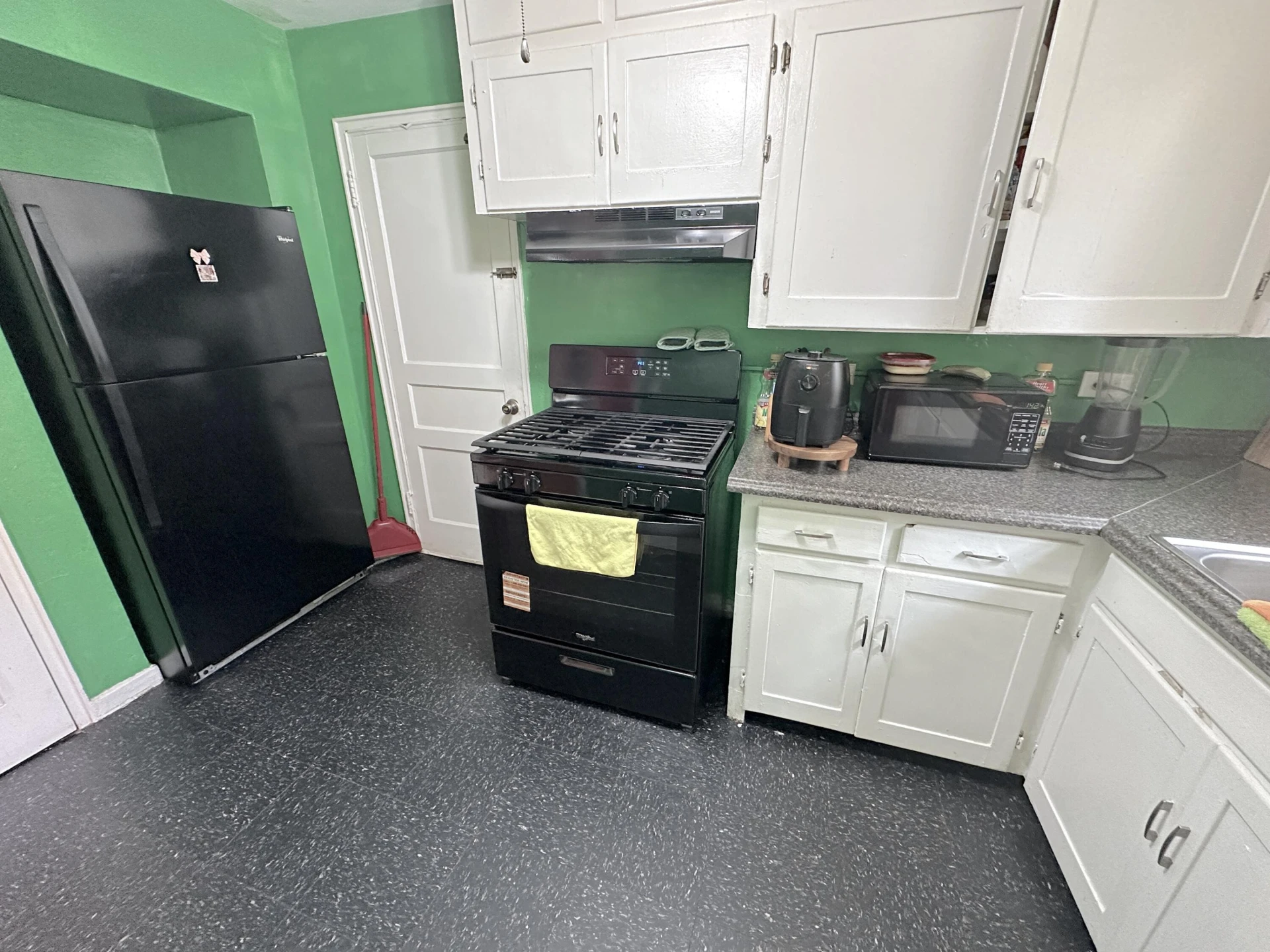 2813 Clarendon AVE NW - Photo 18