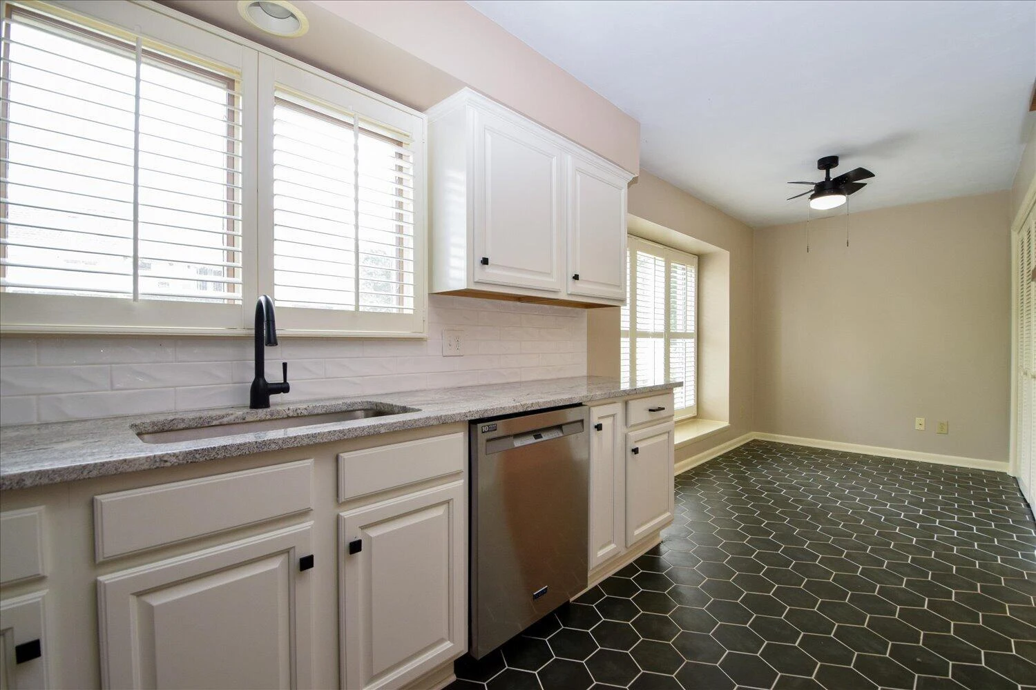3255 Londonderry LN - Photo 10