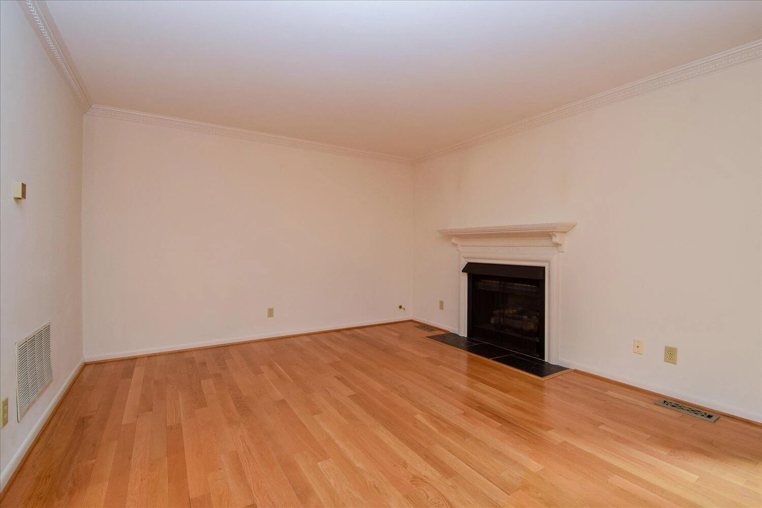 3255 Londonderry LN - Photo 4