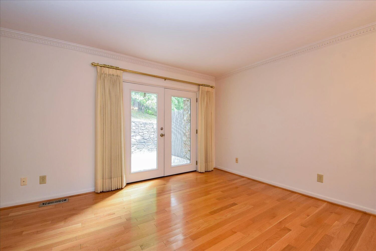 3255 Londonderry LN - Photo 5