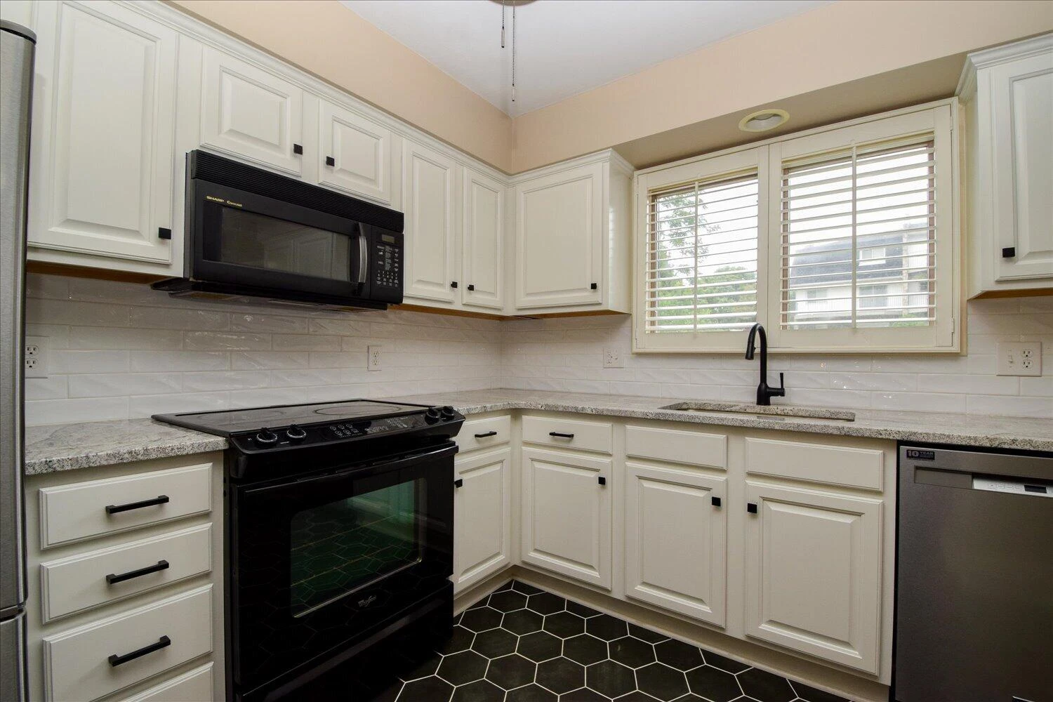 3255 Londonderry LN - Photo 8