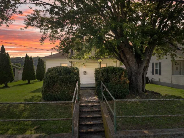 2209 W Main ST