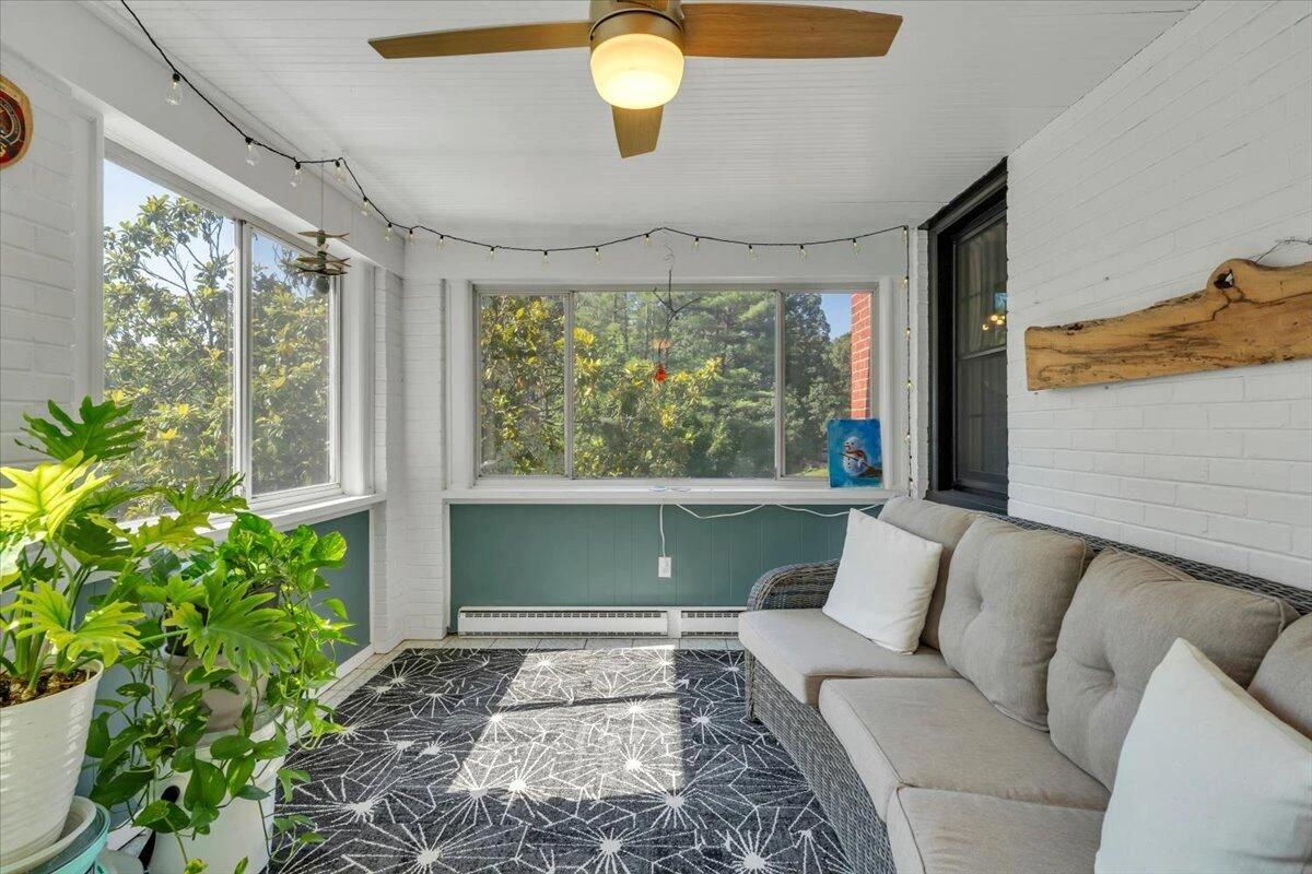 915 Oakwood DR SW - Photo 9