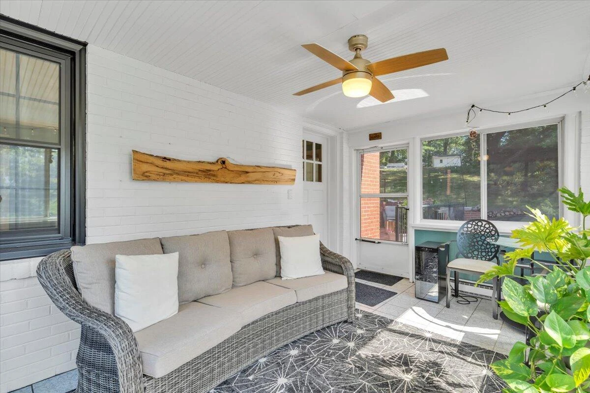 915 Oakwood DR SW - Photo 10