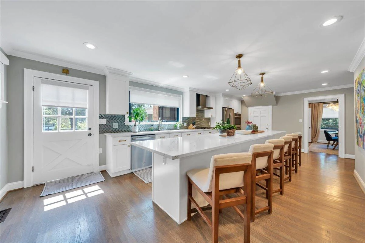 915 Oakwood DR SW - Photo 17